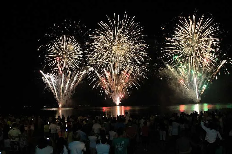 Efeitos especiais dos fogos serão contemplados sobre a Lagoa de Araruama. O show da ‘virada’ acontecerá na Praça da Pontinha