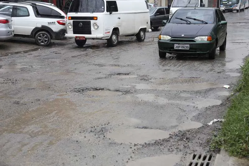Buracos na estrada  RJ 100. Buracos em Maria Paula próximo a praça