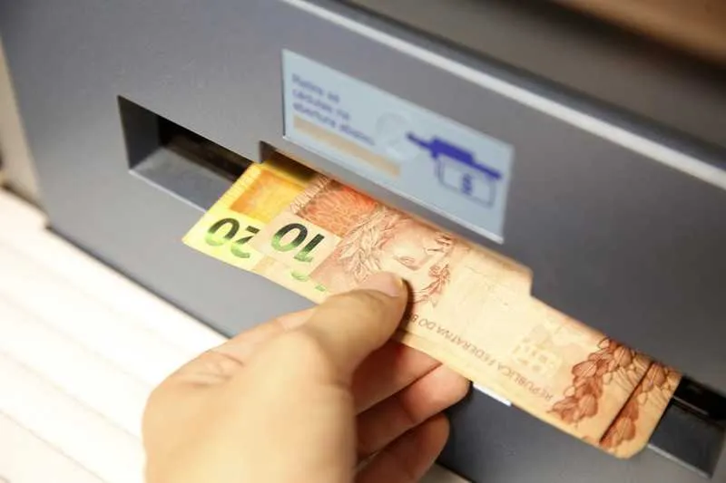 Imagem ilustrativa da imagem Estado paga hoje salários de servidores atrasados desde setembro