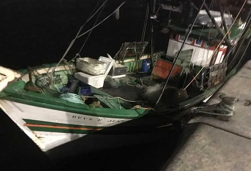 Um cão farejador da PF descobriu as drogas no barco