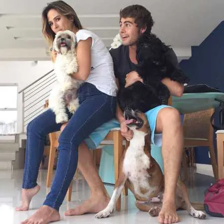 O romance de Tatá Werneck e Rafael Vitti está com força total e mesmo demorando a assumir o namoro, Tatá contou que já se sente casada com o ator. “Acho que o casamento não precisa ser esse contrato. Estou feliz, casada, estamos felizes demais”.