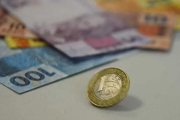 Com isso, o governo prevê economizar R$ 3,3 bilhões no ano que vem.