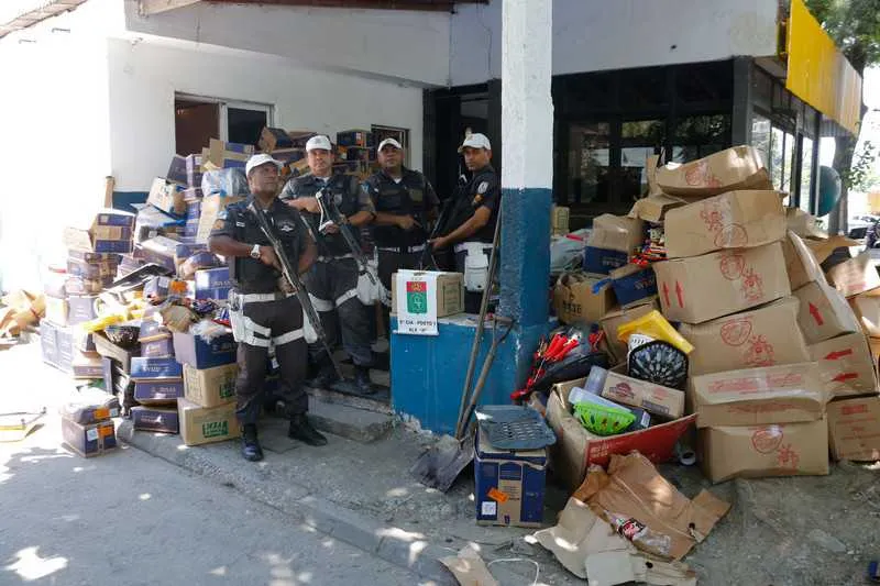  Os militares recuperaram cargas de carne, batata palha, bebidas alcoólicas, material de limpeza, artigos para festas, calculadoras e objetos para obras.
