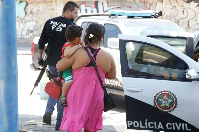  Mãe e filho foram mantidos em cativeiro e libertados pelos próprios bandidos, que forjaram operação policial no Morro do Castro