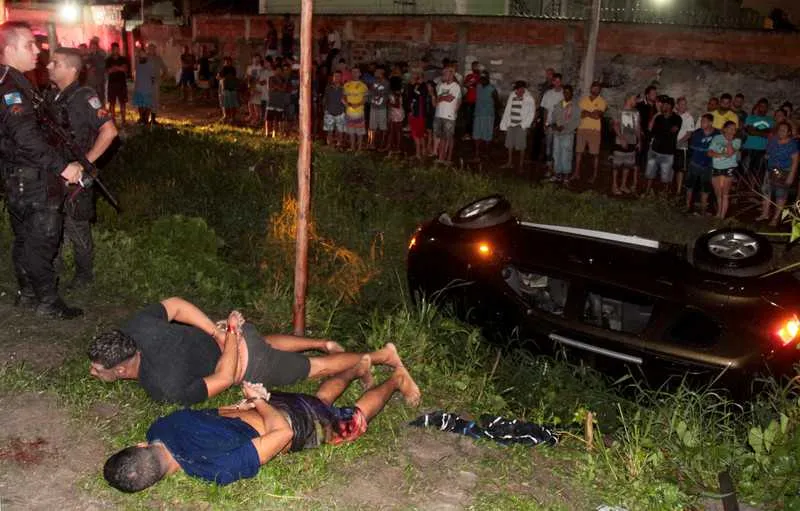 >> Desgovernado, o carro ocupado pelos criminosos caiu dentro de um valão, no bairro Lagoinha
