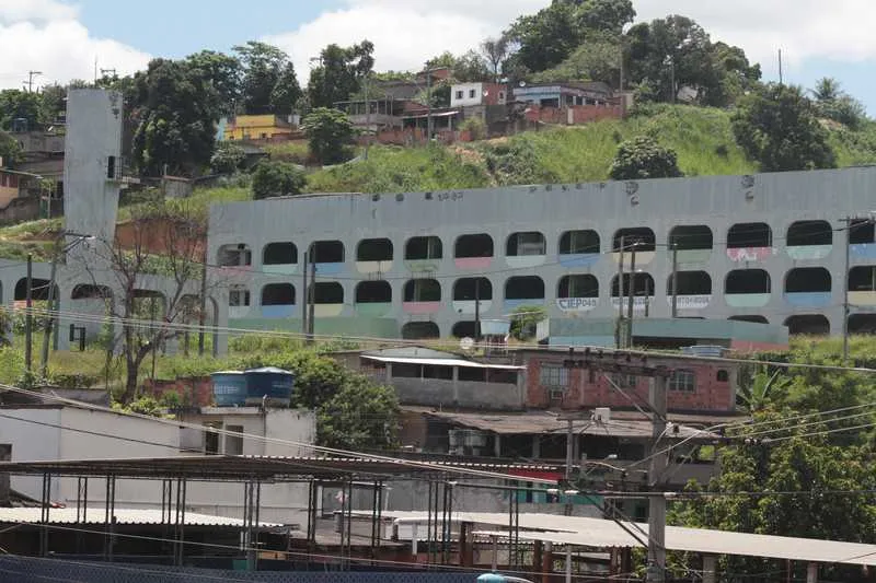 Ciep 045, no Porto do Rosa, segue abandonado e tornou-se local de acesso de usuários de drogas