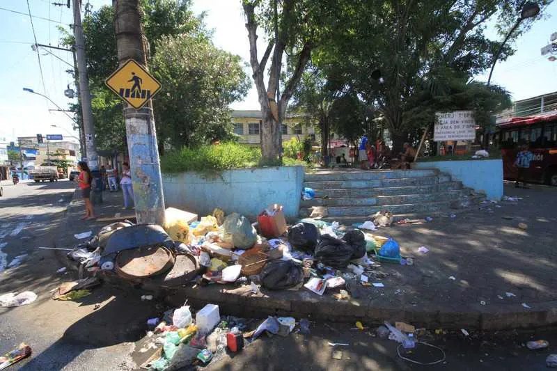 >> Moradores denunciam o despejo de lixo no acesso à praça