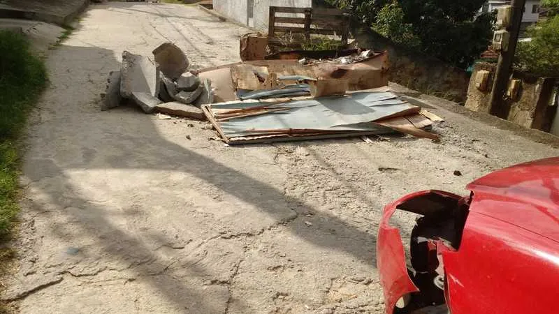 Carcaça de carro roubado vira barricada em Tribobó