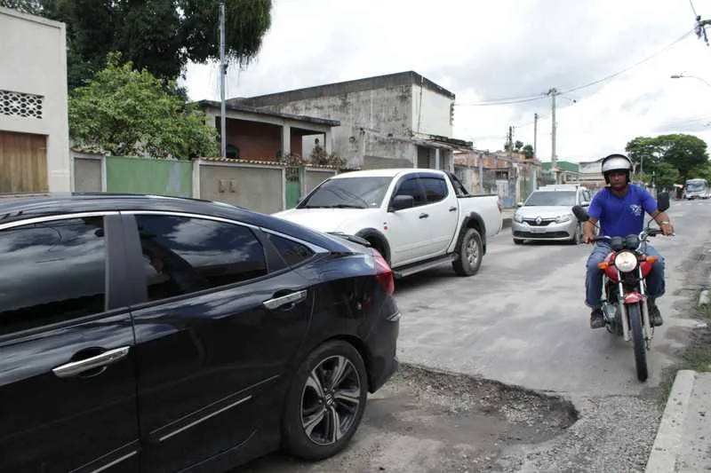 >> Motoristas e motociclistas precisam desviar dos buracos que estão por toda a Via Binário
