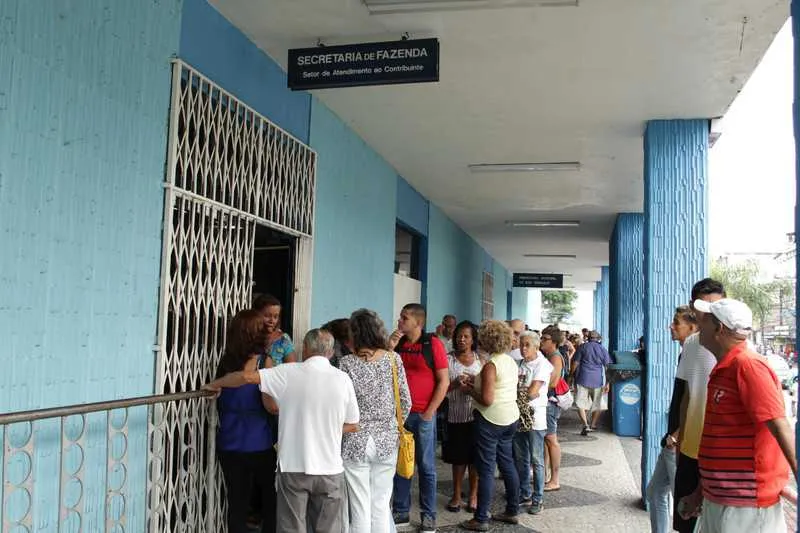 >> Moradores de São Gonçalo enfretaram filas na manhã de ontem, na sede da Prefeitura