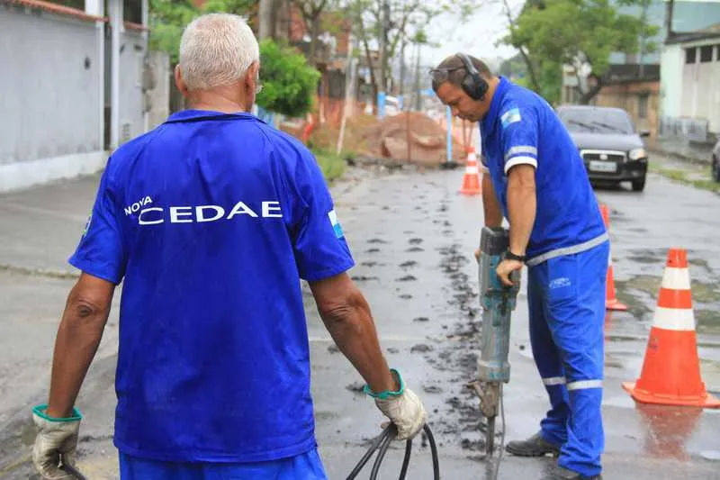 >> Operários da Cedae voltaram a trabalhar na obra que estava parada na Rua Veríssimo de Souza