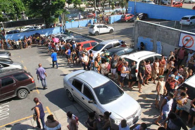 Postos de São Gonçalo e Niterói têm filas para vacinação contra febre amarela