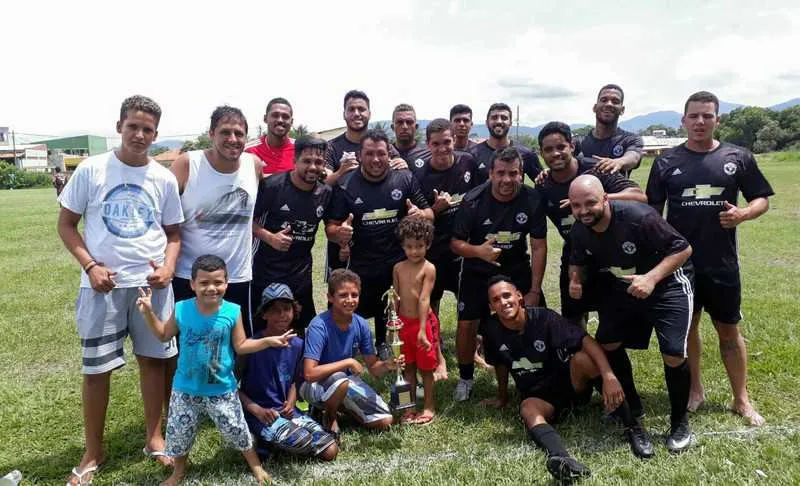 Amigos uniram a paixão pelo clube inglês e futebol para jogar torneios locais e promover ações sociais
