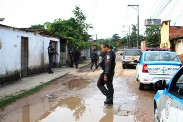 Os policiais do 35ºBPM fizeram operação no local para tentar prender traficantes de drogas  