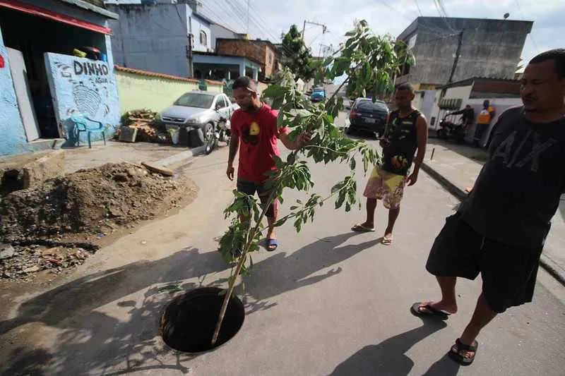  População relata que obra de saneamento entupiu a galeria de água pluviais da Rua Teresópolis