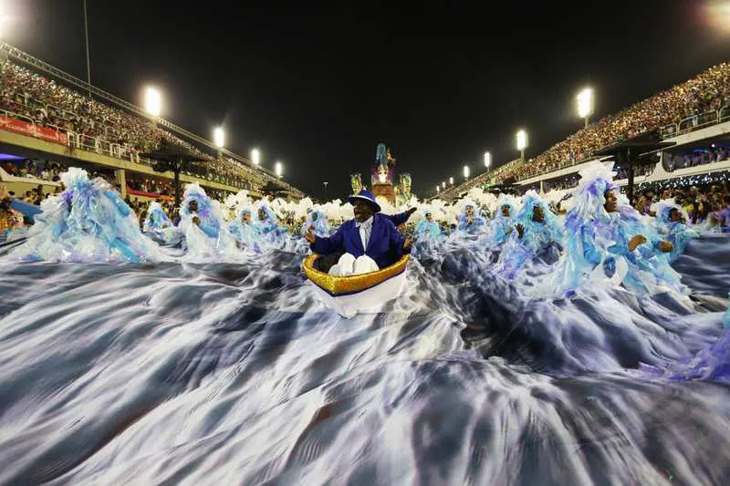 São Gonçalo recebe duas exposições com um clima carnavalesco. Hoje, às 19h30, será aberta a mostra “Festa de Momo”, com um apanhado de olhares artísticos e diferenciados de 12 fotógrafos durante a folia, passando pelos clóvis e blocos de ruas até chegar à passarela do samba. Entre os profissionais, o repórter fotográfico de O SÃO GONÇALO, Alex Ramos. A exposição fica no 1º piso do São Gonçalo Shopping, até 30 de março. Já o Centro Cultural Palhaço Carequinha, da Câmara de Vereadores de São Gonçalo, realiza a mostra “O Carnaval dos Carnavais”, com fantasias da Escola de Samba Unidos do Porto da Pedra, de segunda a sexta-feira, das 9h às 17h. A entrada de ambas é gratuita.