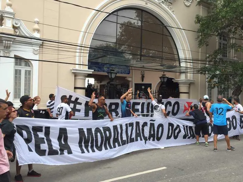 Torcedores do Vasco  se reuniram do lado de fora do estádio e cobraram moralização no clube