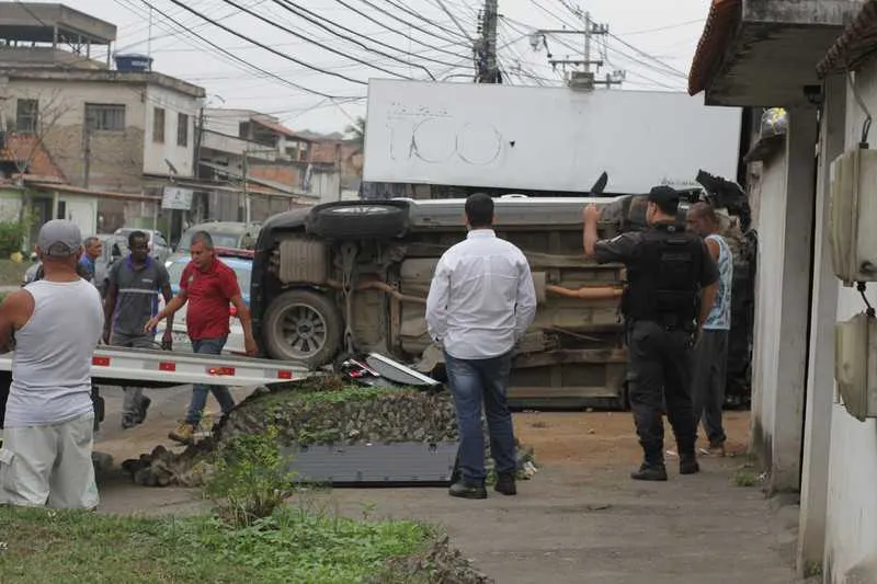 Carro roubado capota no Boavista