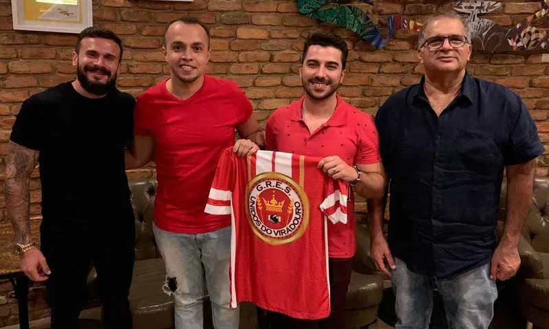 Presidente Marcelinho Calil (à esquerda) recebe os novos carnavalescos junto ao presidente de honra, Marcelo (à direita)