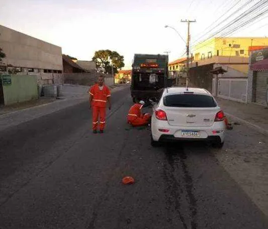 Motorista do carro sofreu escoriações leves no ombro 