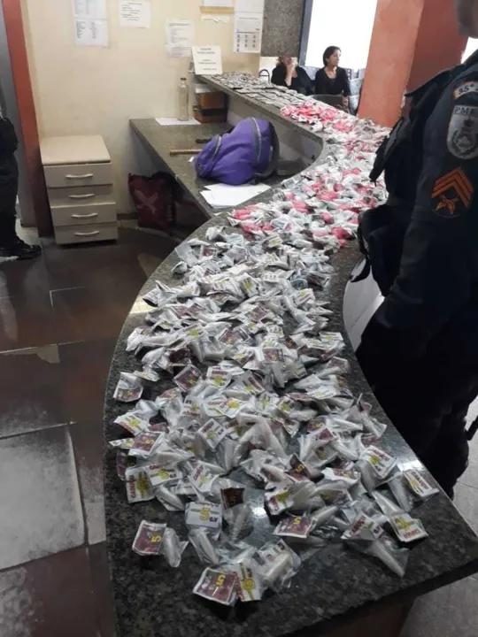 >> PMs encontraram cocaína, maconha e um celular em uma casa