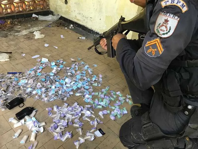 Dois jovens foram surpreendidos pelos policiais, com drogas e um rádio transmissor, na Chumbada