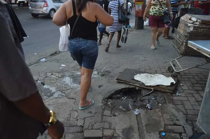 O local onde existe o buraco tem grande movimentação de pessoas