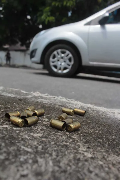 O fiesta prata, roubado no Colubandê, foi deixado pelos assaltantes na Rua Augusto Calheiros