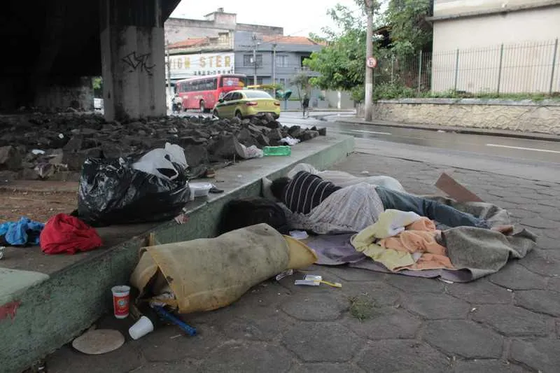 População em situação de rua dorme diariamente sob marquises