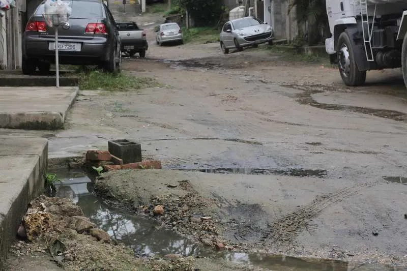 O deficiente visual Celso Pontes luta há 15 anos por obras no bairro