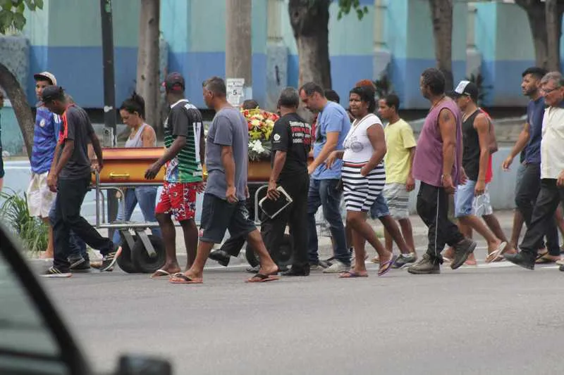 Cerca de 70 pessoas compareceram ao sepultamento em SG