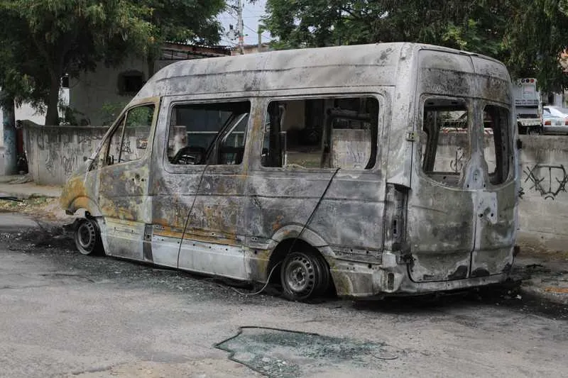 Os criminosos ordenaram que os motoristas e passageiros descessem e depois atearam fogo no veículo, no Vila Três. Desesperados, motoristas saíram do local