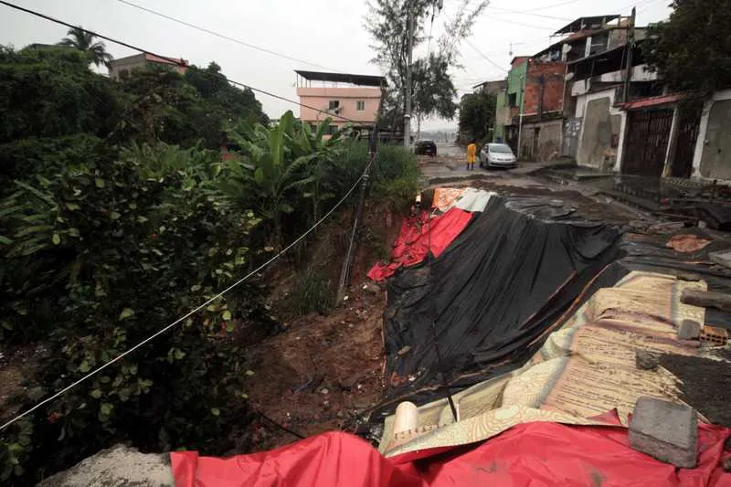 >> Adriana disse que as famílias não têm condições de realizarem a obra e que não receberam o apoio prometido pela prefeitura