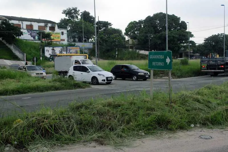 Comerciantes cortaram parte do capim e vão terminar o serviço 