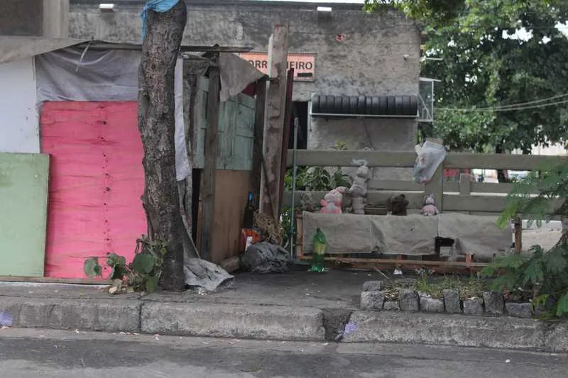 Imagem ilustrativa da imagem População de rua improvisa ‘casas’ de madeira nas calçadas em Niterói