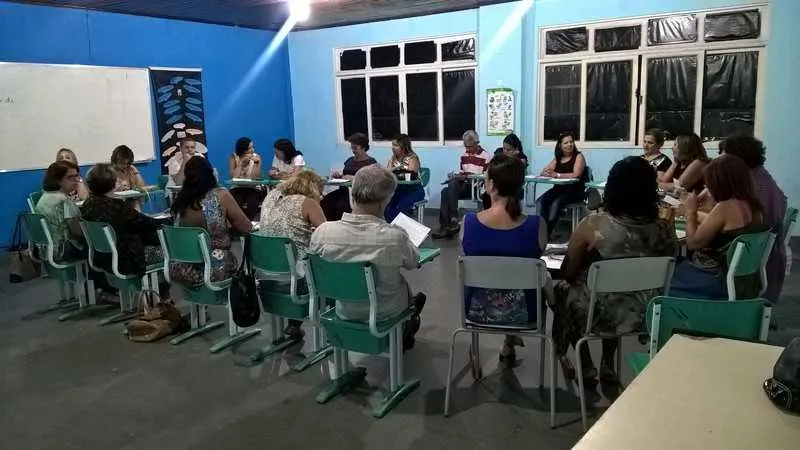 Os interessados devem ter 15 anos completos ou mais e apresentar xerox da certidão de nascimento, comprovante de residência, carteira de identidade, duas fotos 3 X 4 e o histórico escolar