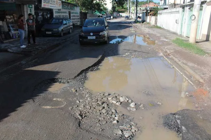 Rua dos Aliados, no Jardim Fluminense está repleta de buracos
