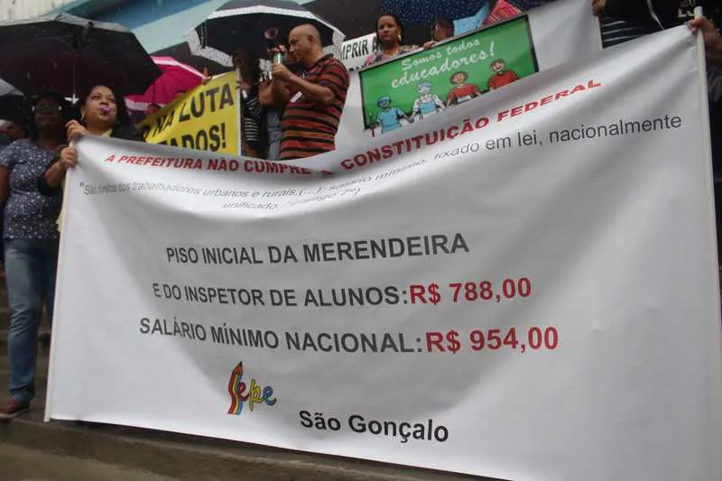  Depois da assembleia, profissionais de Educação, pais e alunos seguiram até a sede da Prefeitura