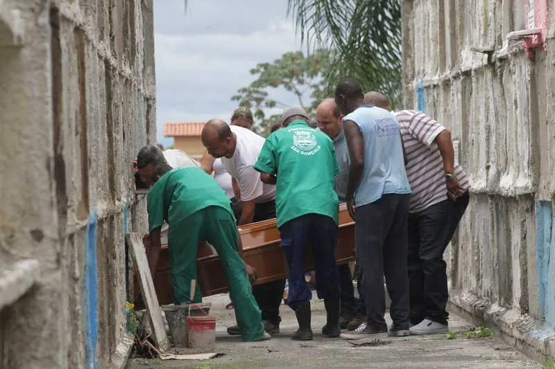 Parentes e amigos estiveram no Cemitério de São Miguel, em São Gonçalo, para dar último adeus a Arildo