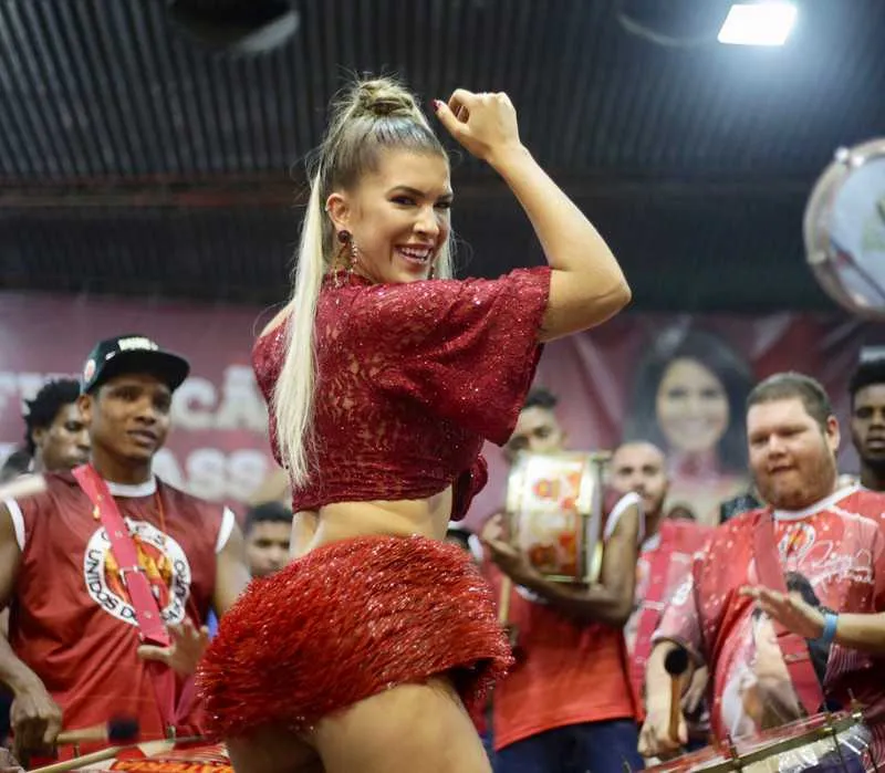 Depois de um ano de crise, por causa do corte de subvenção, as escolas da Série A dão a largada, sexta e sábado de Carnaval, para os desfiles na Sapucaí. E quem conseguiu superar as adversidades, sai na frente. Se não houver quebra de alegorias, abertura de buracos entre as alas, canto inconsistente e chuva forte - fatores que costumam atrapalhar muito - Viradouro, Império da Tijuca, Estácio e Porto da Pedra devem disputar o título e a única vaga no Grupo Especial.