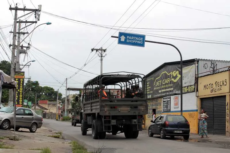Nem a presença de homens do Exército nas ruas da região impediu que os traficantes mandassem os comérciantes fecharem as portas