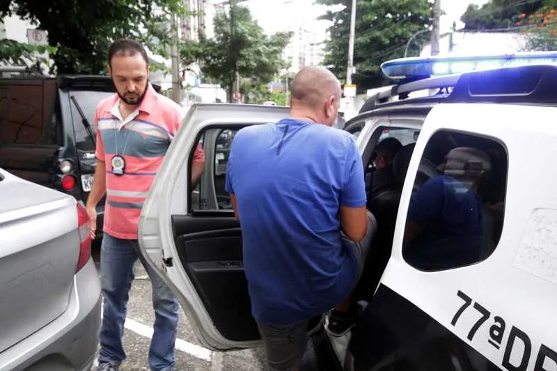 O homem foi levado para a 76ª DP (Centro).

