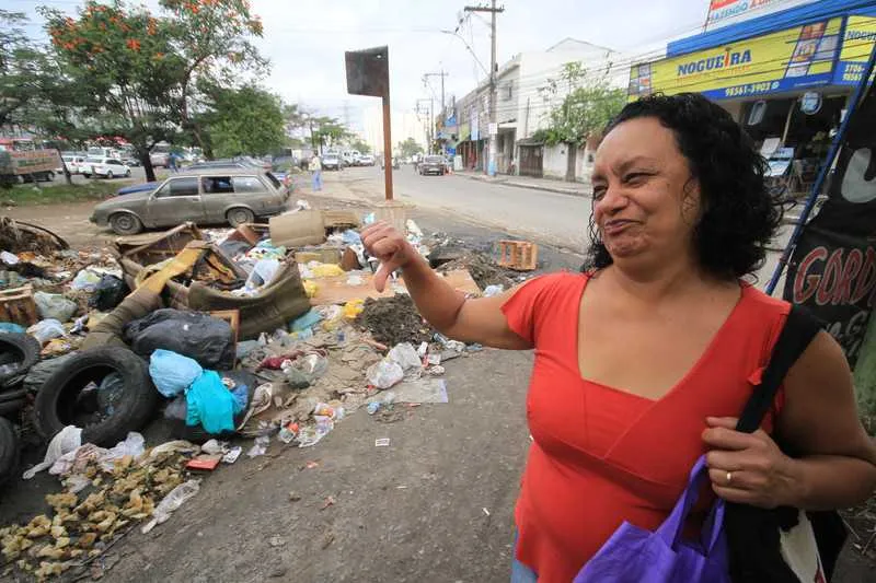 Maria Célia passa diariamente pelo local e fica indignada