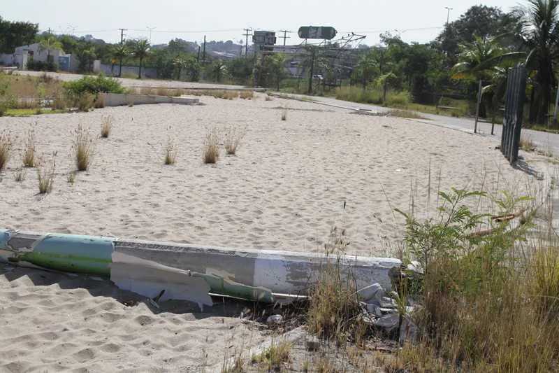 Além da área de lazer onde havia a piscina para a população, outros equipamentos sofrem com falta de investimentos