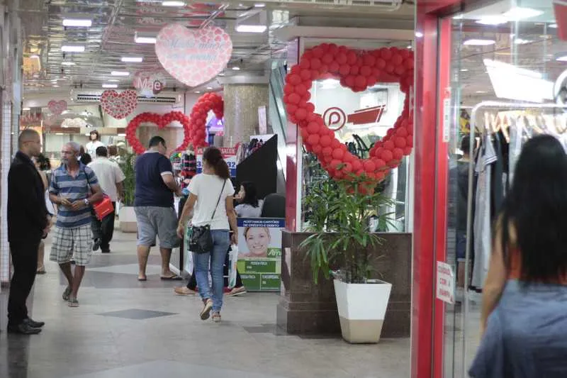 Lojistas chamam atenção dos clientes com decoração e promoções para a data comemorativa