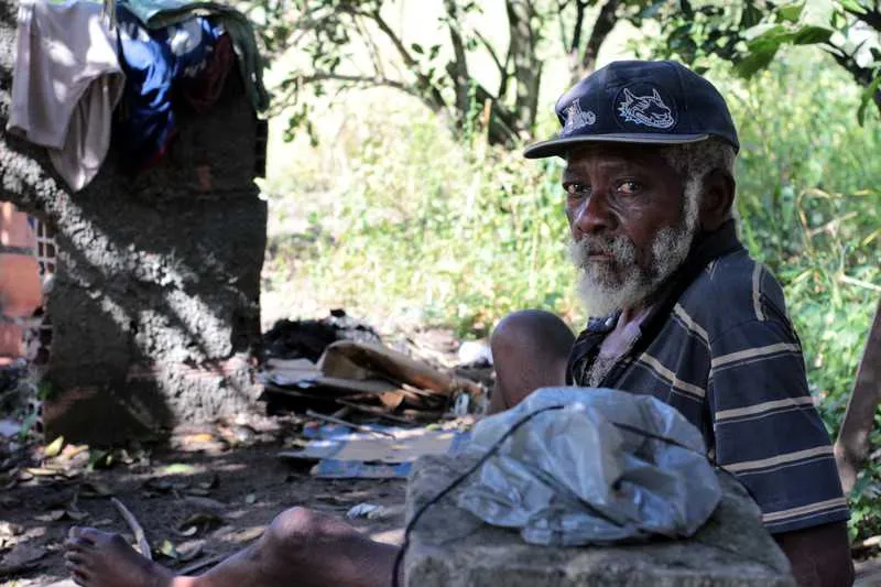 O senhor se identifica como José Soares e aparenta ter 80 anos
