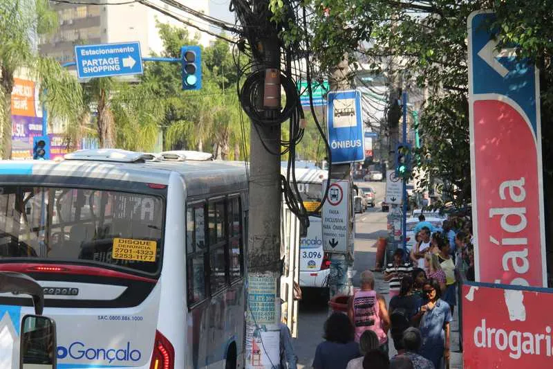 Motoristas e pedestres reclamam de mudança de semáforo, no centro de São Gonçalo