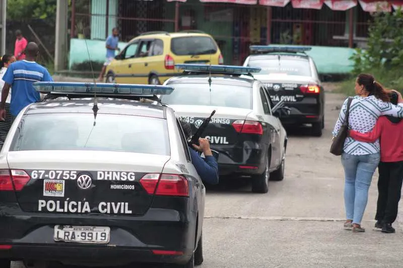 Os dois jovens foram atingidos por dezenas de tiros no Anaia, durante invasão de traficantes da facção ‘Amigos dos Amigos’ (ADA). Criminosos teriam ido também à comunidade do Campo Novo