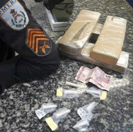 Durante a ação, foram apreendidos sete pinos de cocaína, 4kg de maconha e R$20 em espécie.

