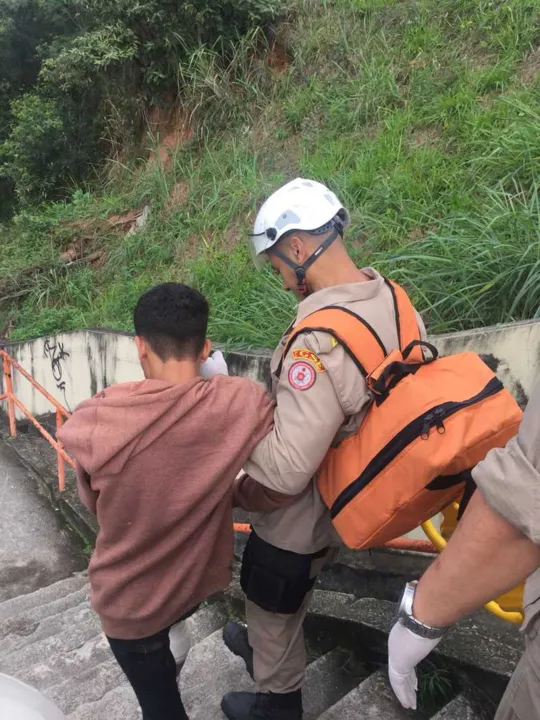 Na operação desta quinta, um homem morreu, outro foi preso e um fuzil foi apreendido